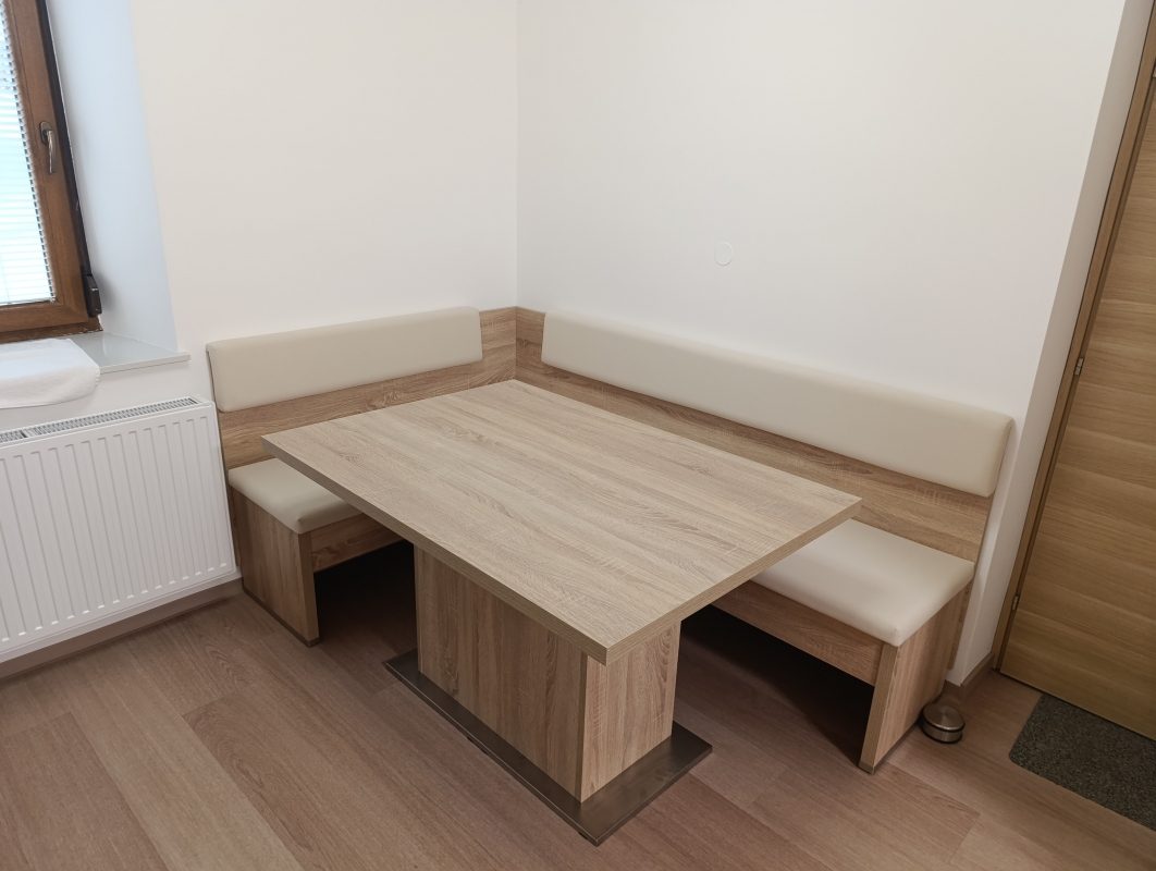 Jedilni kot s kremnim oblazinjenjem